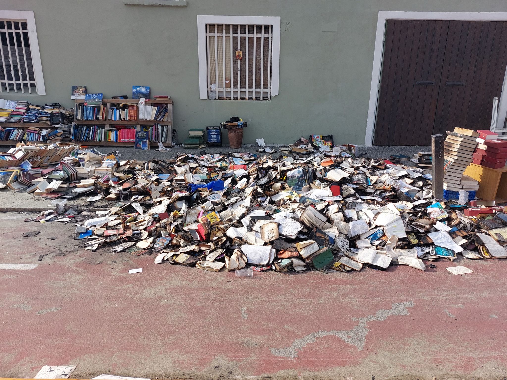 La bancarella bruciata a Ostia in piazzale magellano