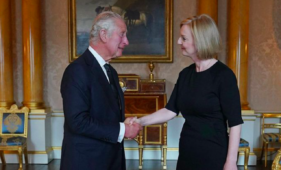 Liz Truss dà le sue dimissioni dall'incarico politico di primo ministro