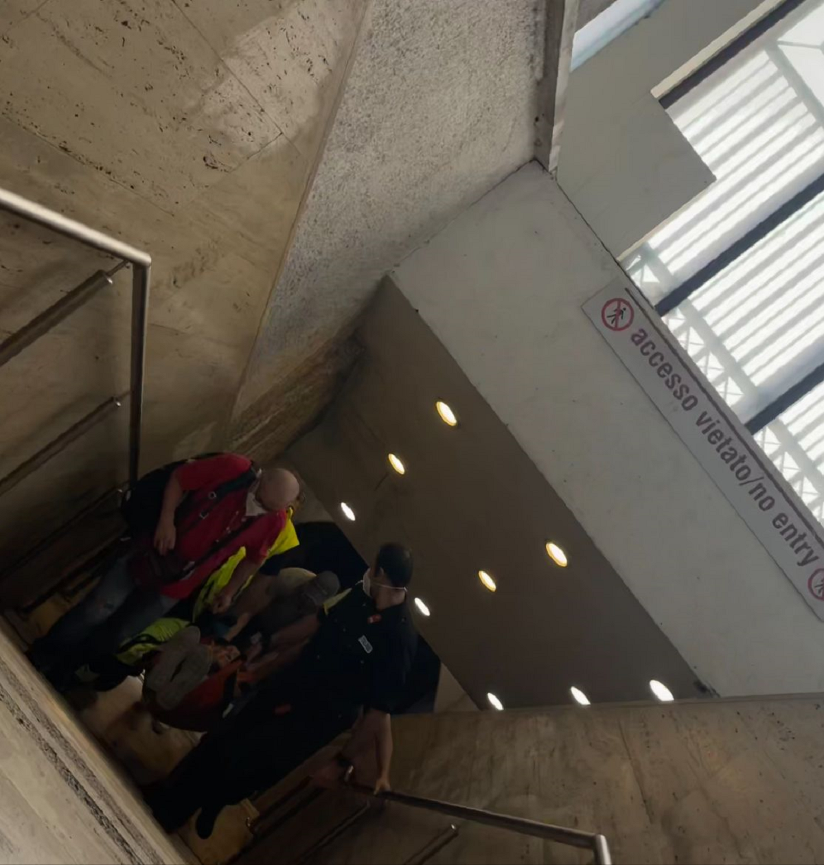 passeggero ha un malore improvviso in metro: i soccorsi
