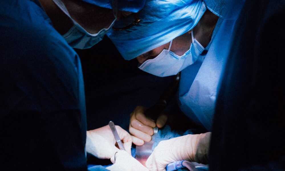 Roma, 21enne salvata da una ‘clessidra per il cuore’: l’operazione chirurgica al Bambino Gesù