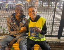 Victor Osimhen in compagnia dello steward dell'olimpico licenziato in tronco dopo il selfie