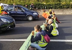 Raccordo bloccato dagli attivisti di Ultima Generazione