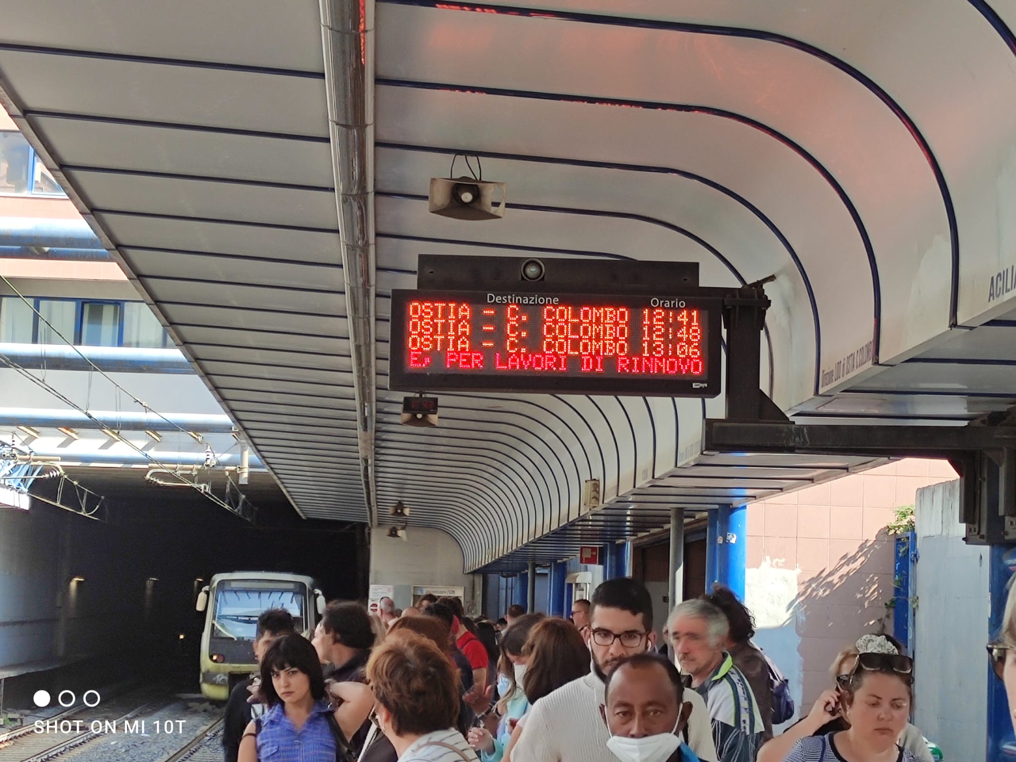 Traffico in tilt a Roma per il maltempo: rallentamenti, metro B1 ferma e disagi sulla Roma-lido