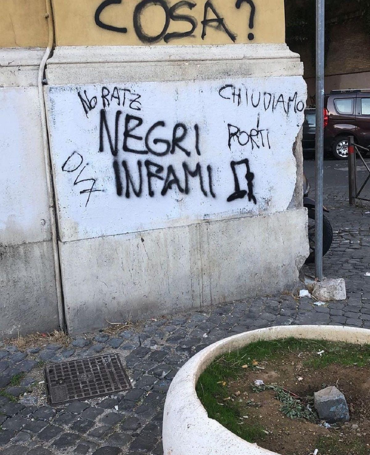 Scritte razziste sui muri di una scuola media