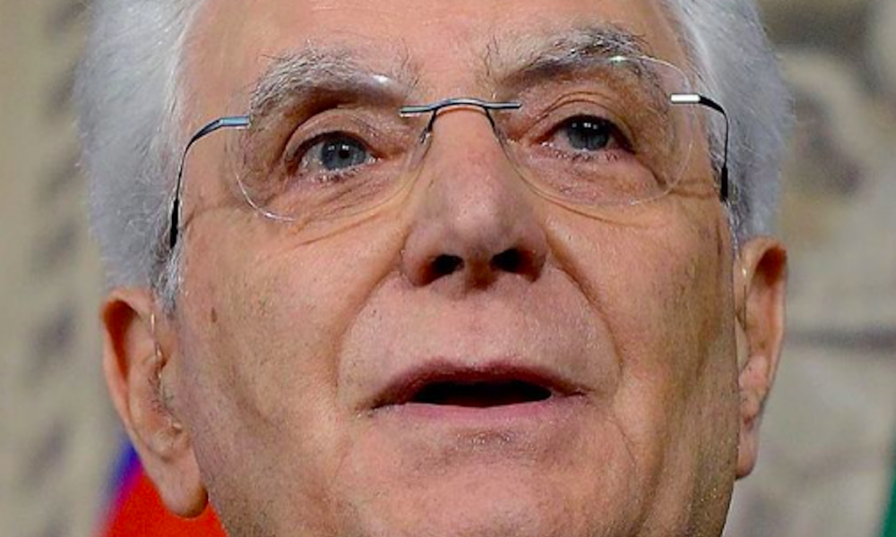 Voleva lavorare al Policlinico Gemelli e per riuscire nel proprio intento ha pensato bene di fingersi Sergio Mattarella. 'Beccato' 56enne.