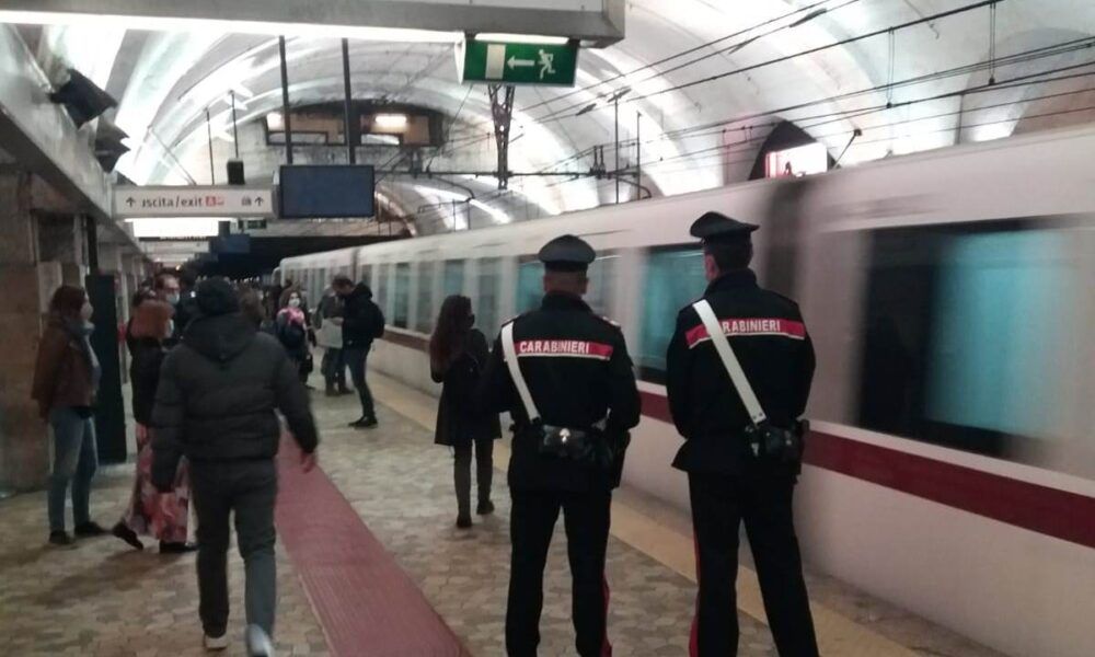 Controlli carabinieri in metropolitana