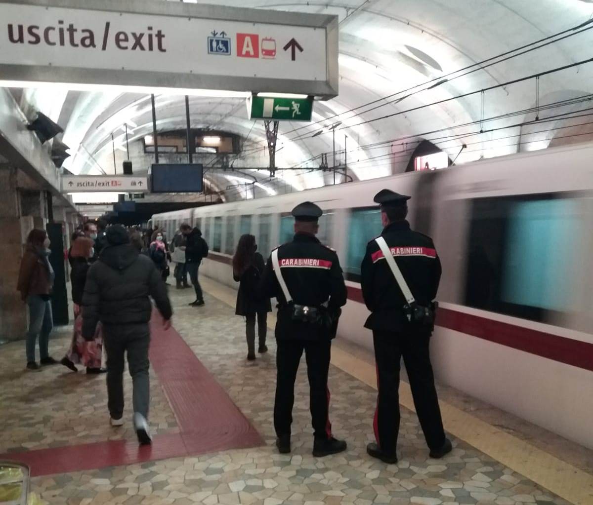 Controlli carabinieri in metropolitana