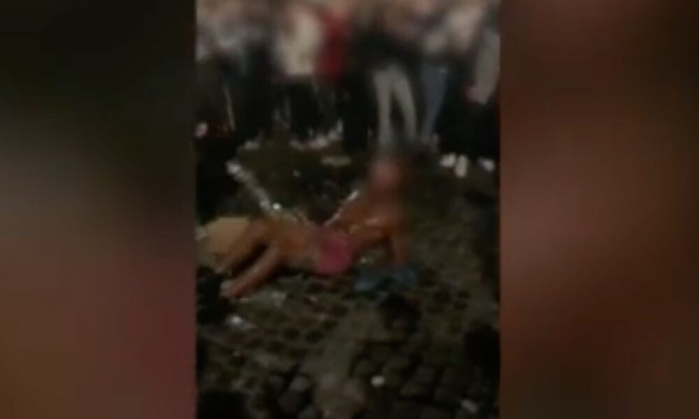 Frame del video in cui un uomo seminudo viene picchiato in piazza trilussa a Roma