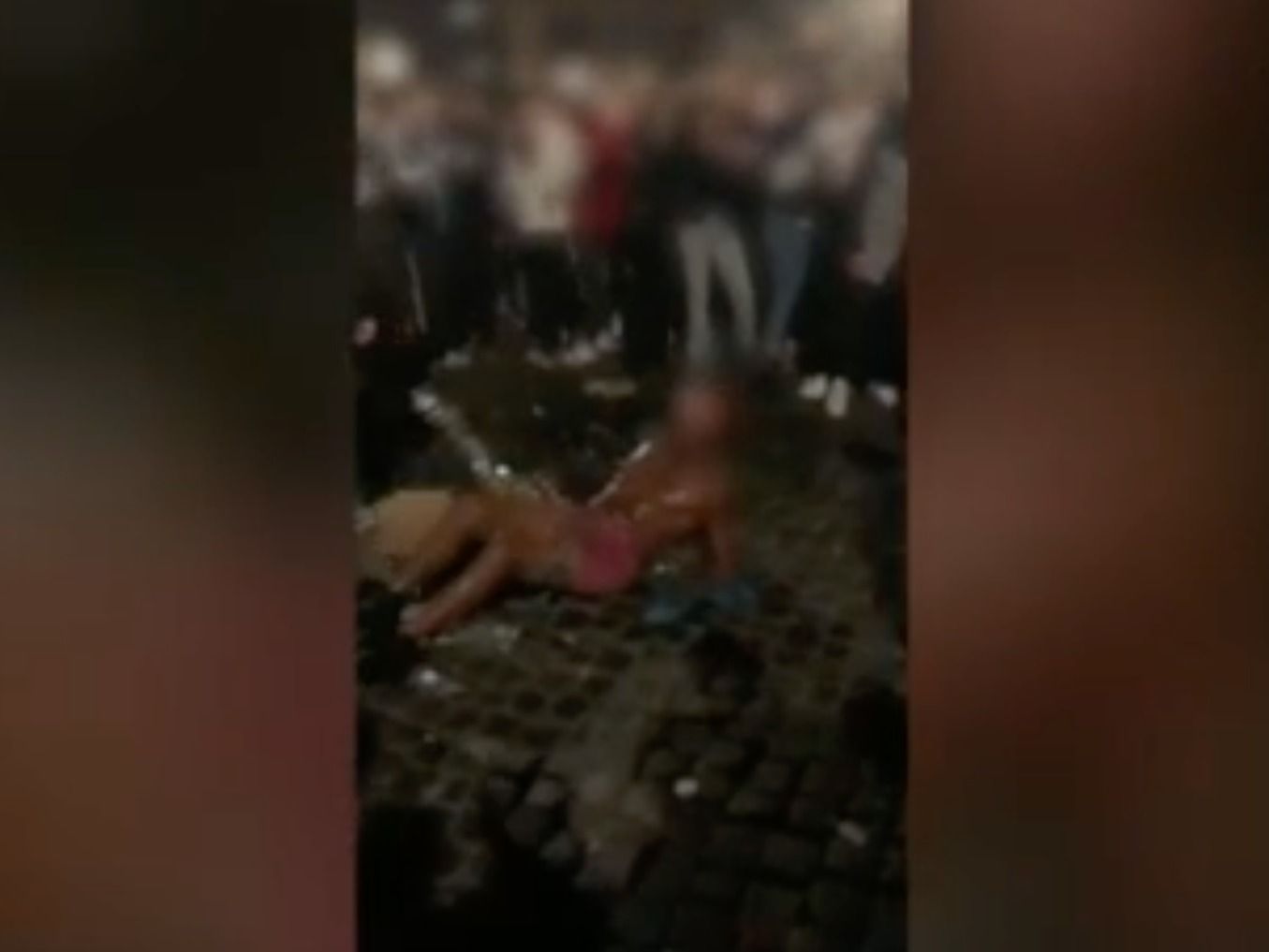 Frame del video in cui un uomo seminudo viene picchiato in piazza trilussa a Roma
