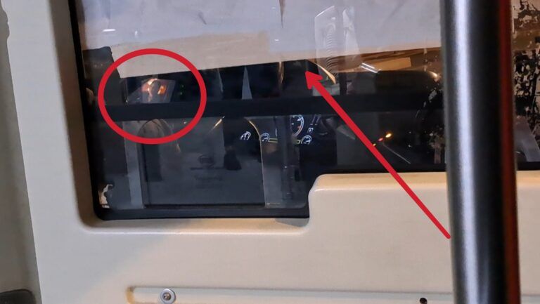 Autista atac guarda film sul bus alla guida