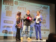 Enzo Salvi premiato al palco dell'OFFI