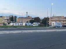 I camper tornati a piazza Sirio a Ostia