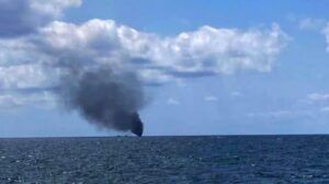 barcone in fiamme al largo di Lampedusa