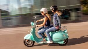 due ragazze in Vespa