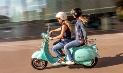 due ragazze in Vespa