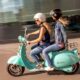 due ragazze in Vespa