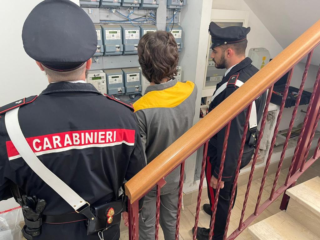 Carabinieri intervengono a rocca cencia per gli allacci abusivi alla corrente