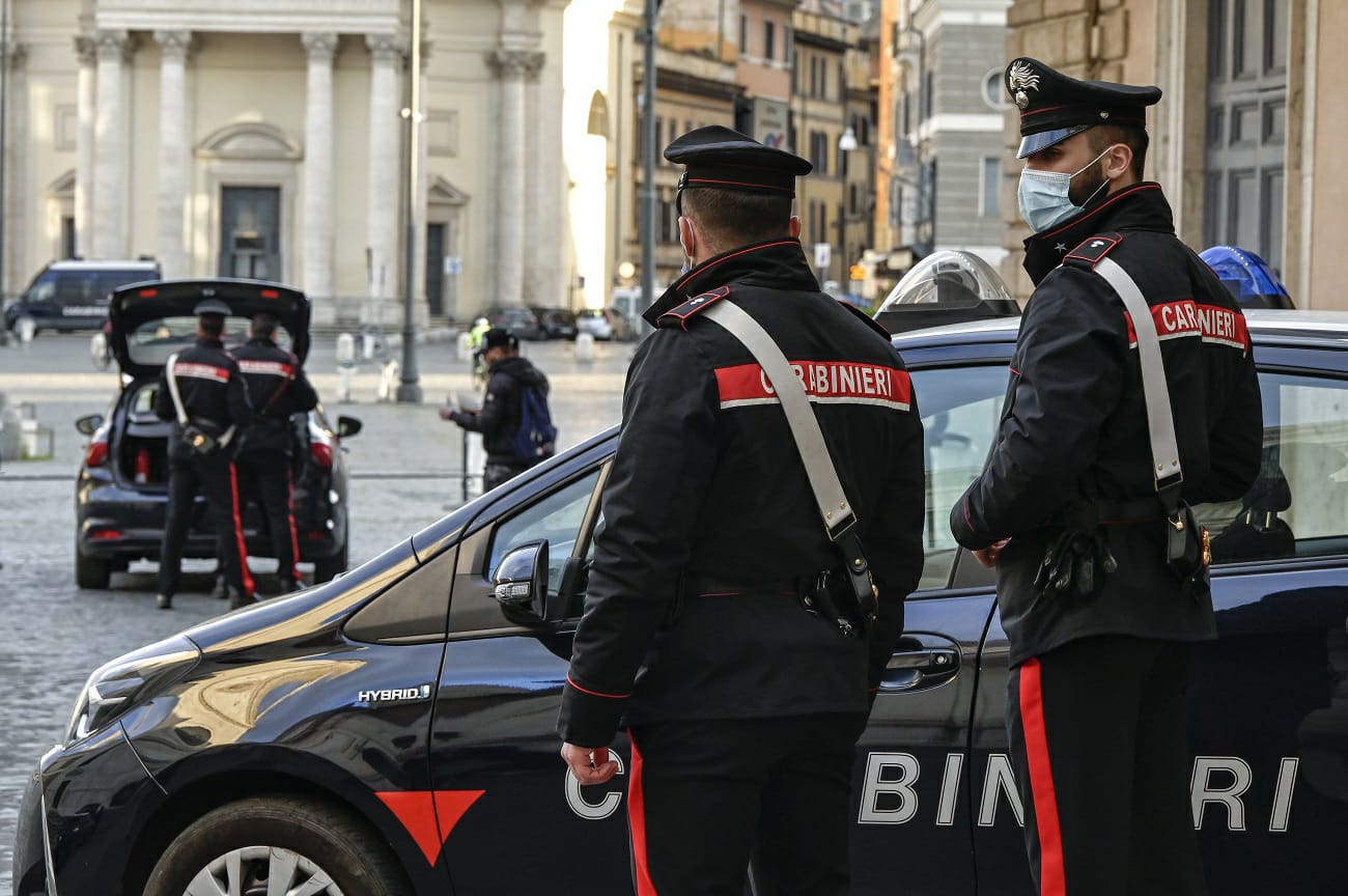 Carabinieri intervenuti per i furti nei negozi a Roma