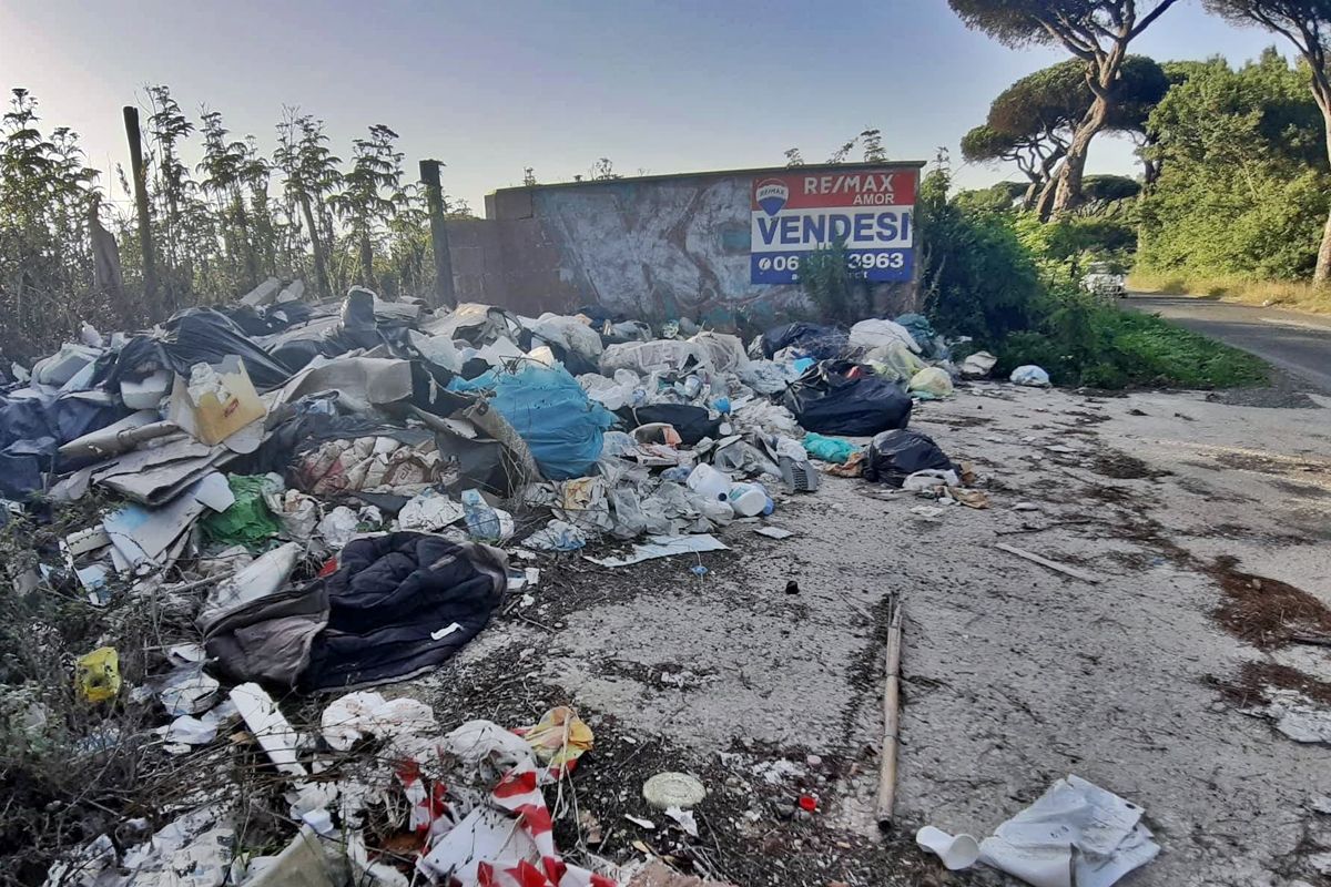 discarica abusiva sulla via litoranea