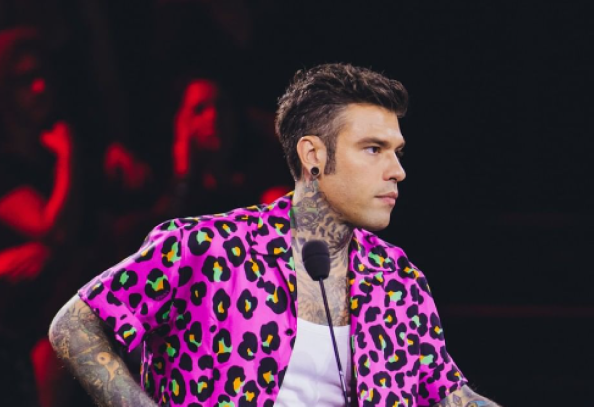 Fedez durante una puntata di X Factor, cosa vedremo nella finale di stasera