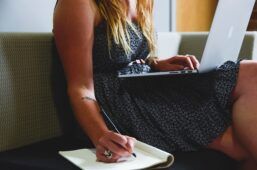 Donna al lavoro non presa perché mamma