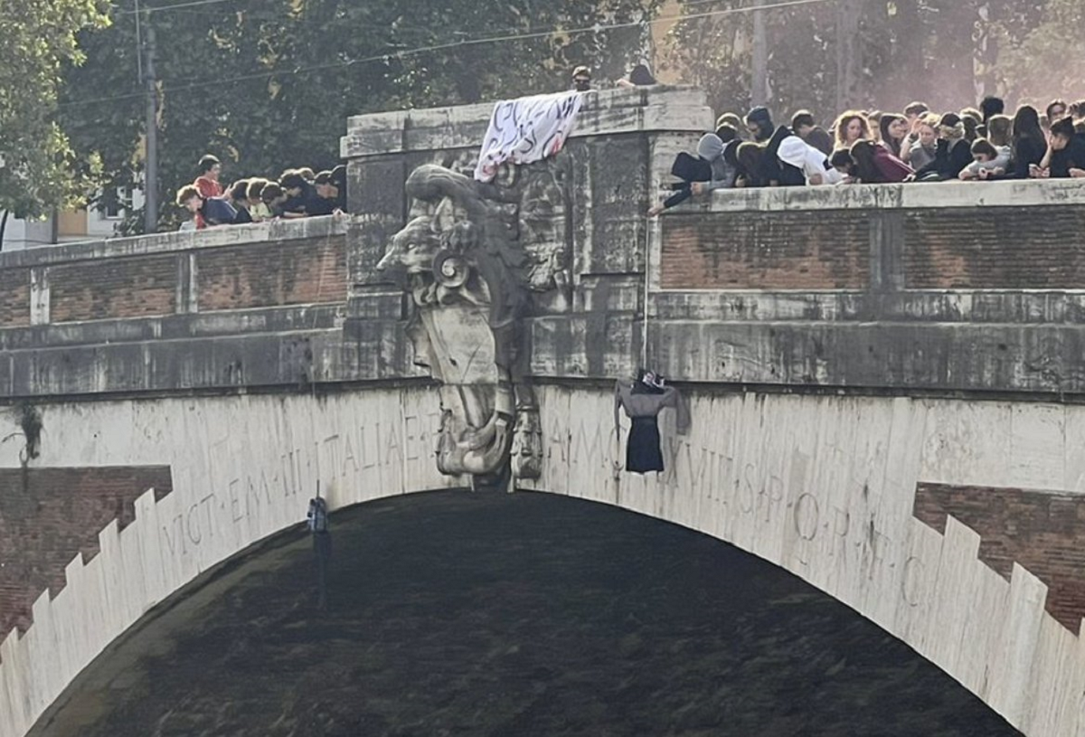 manichini impiccati di La Russa e Fontana appesi a Ponte Sublicio