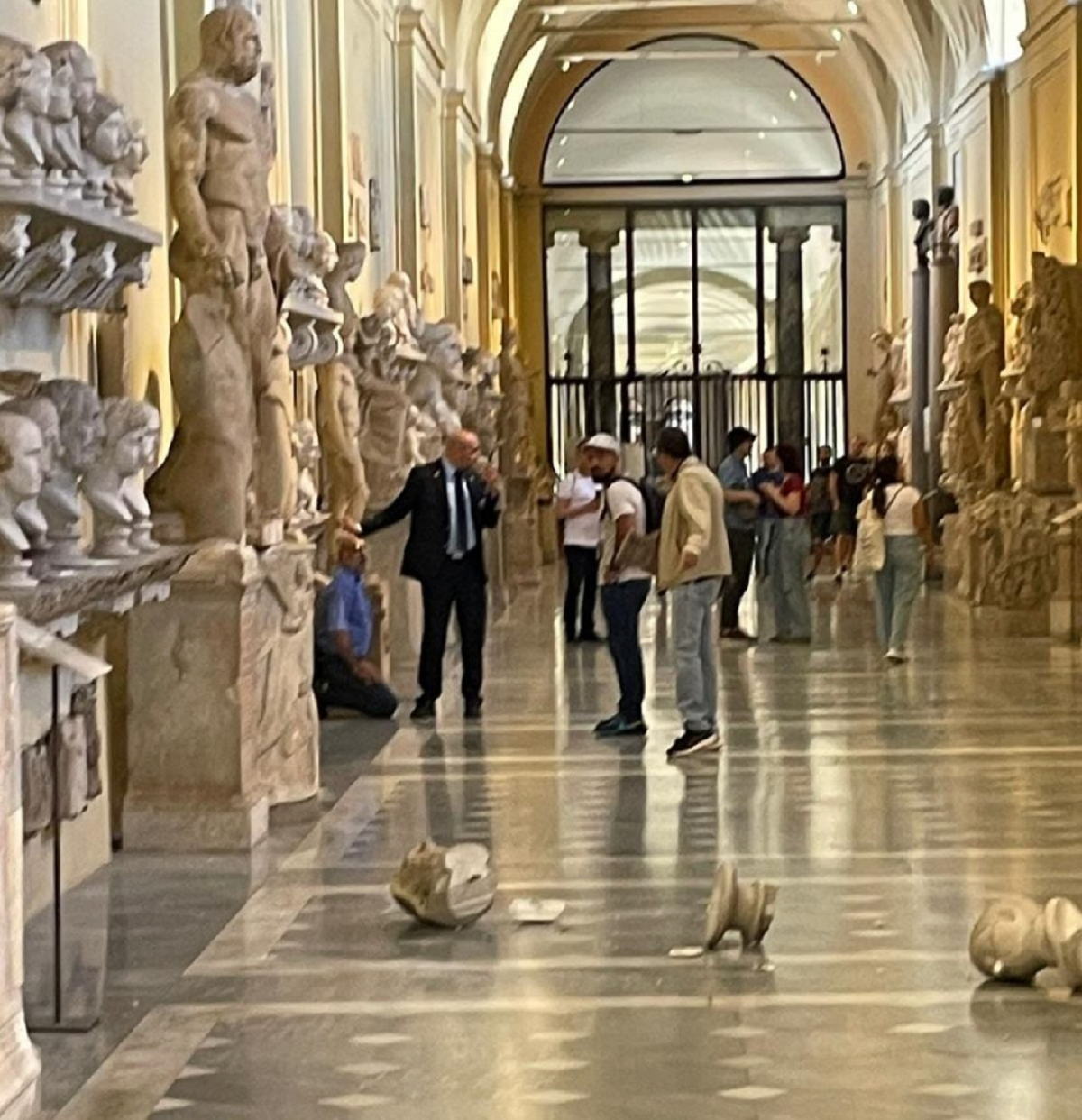 Musei Vaticani, danneggiati due busti antichi