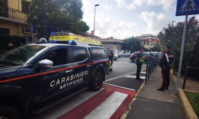 Paura a Ciampino per un pacco 'sospetto'. Sul posto i carabinieri e gli artificieri che hanno messo in sicurezza l'area.