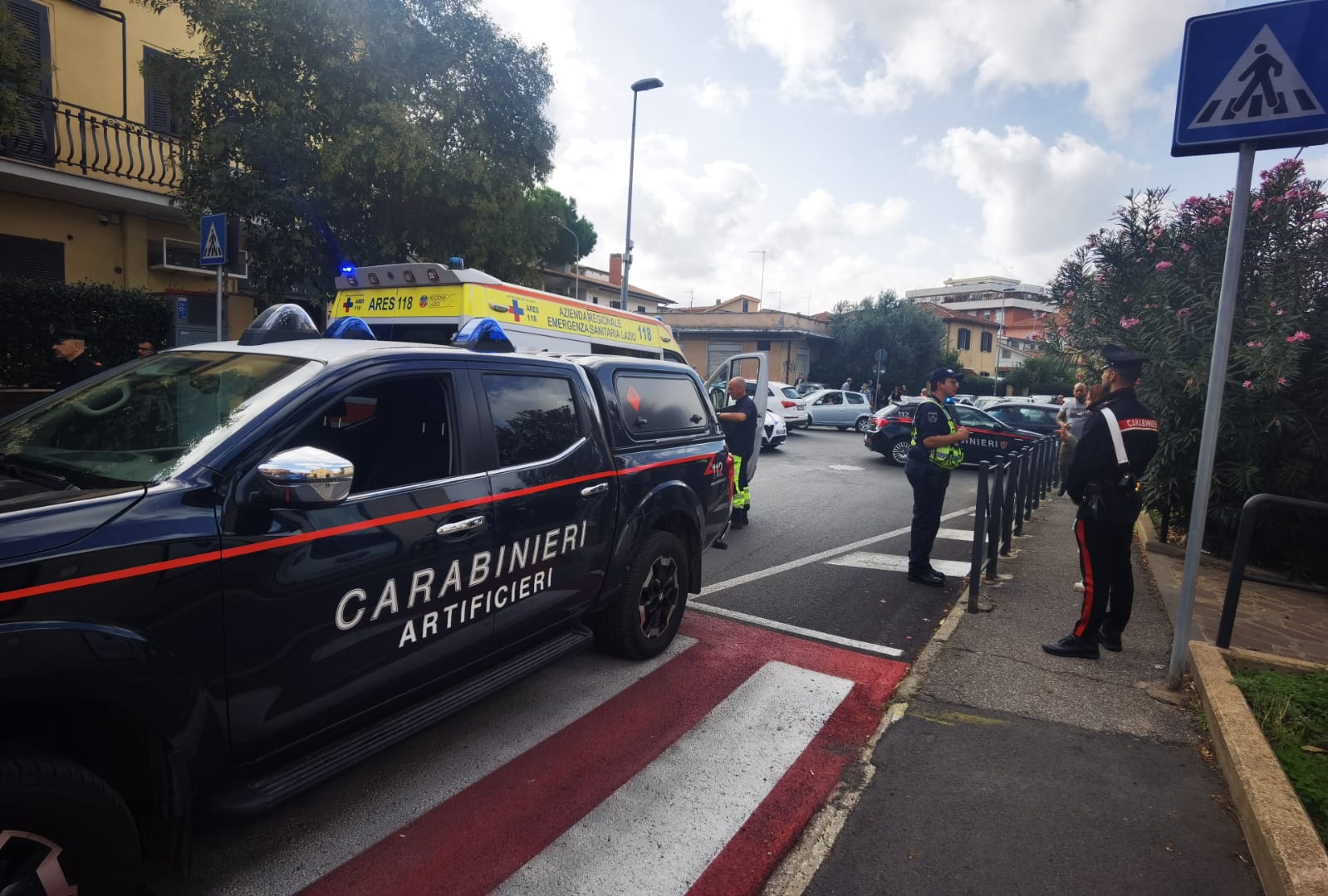 Paura a Ciampino per un pacco 'sospetto'. Sul posto i carabinieri e gli artificieri che hanno messo in sicurezza l'area.