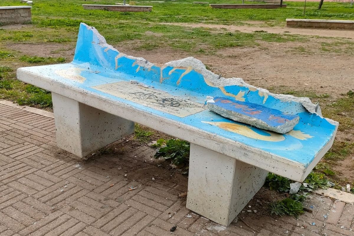 panchine vandalizzate al parco pietro rosa di ostia