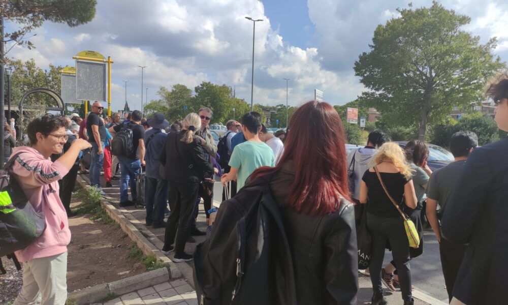 pendolari Roma-Lido alla stazione di Acilia