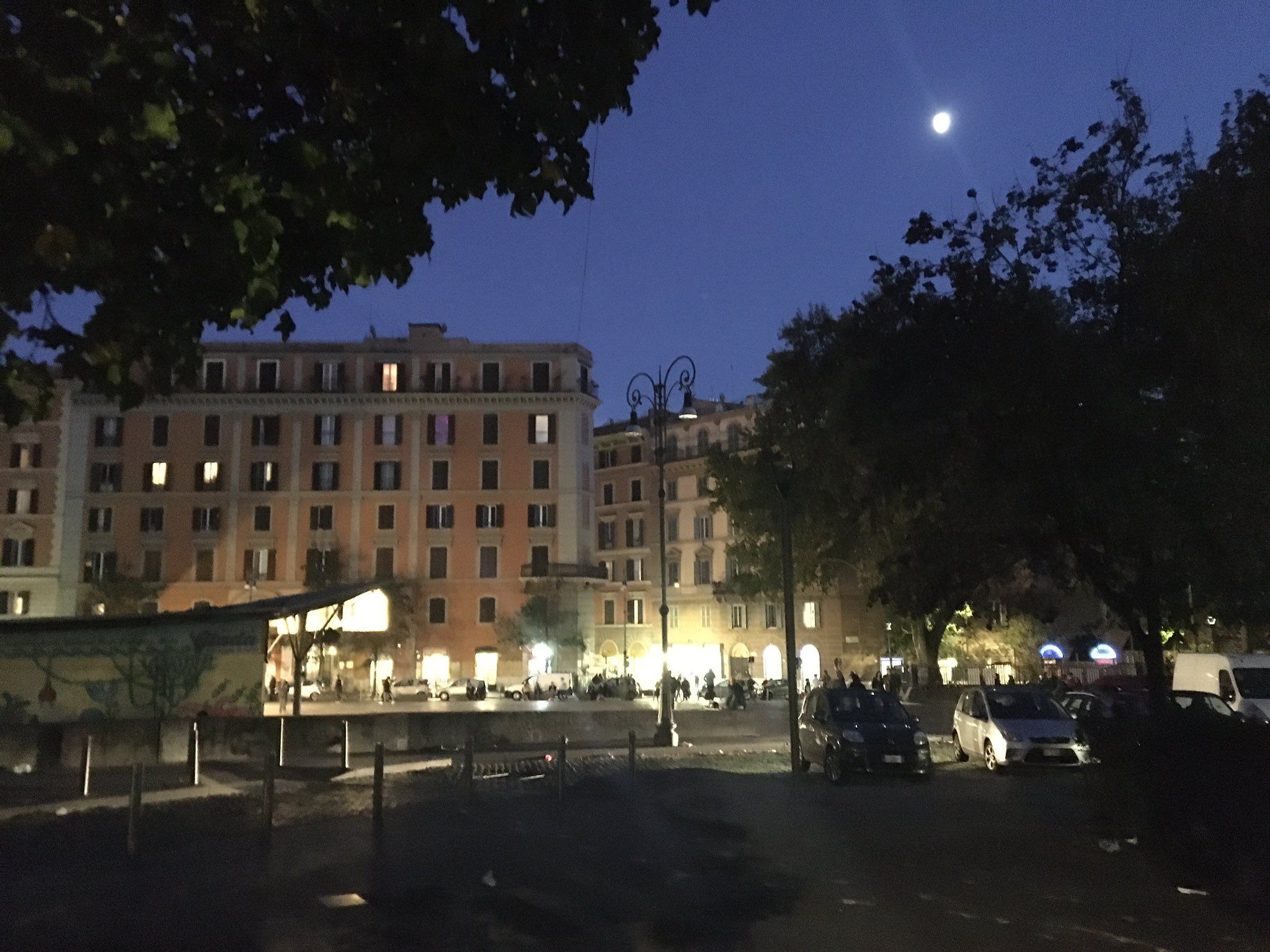 piazza san cosimato al buio
