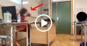 Video professoressa colpita in classe da una pistola ad aria compressa