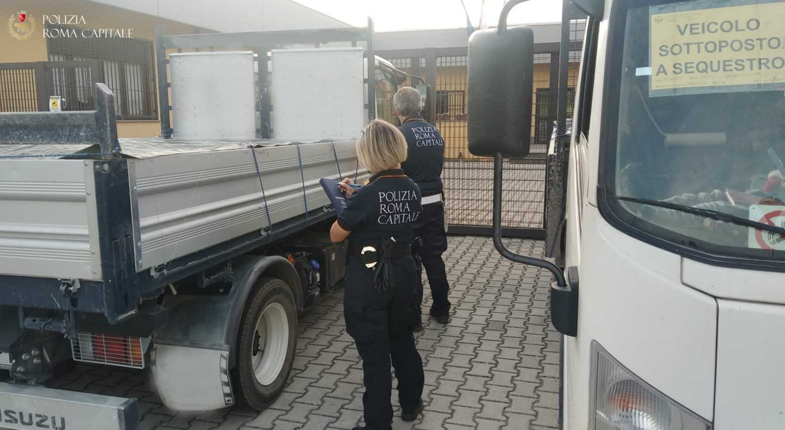 Gli autocarri sequestrati dalla Polizia Locale di Roma nel V municipio per trasporto abusivo di rifiuti