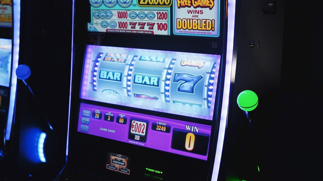 Roma, il bar che truffava i clienti alle slot machine