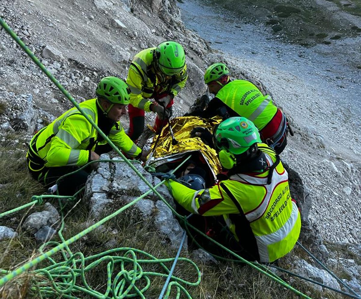 Soccorritori recuperano 26enne di Roma precipitato durante l'escursione