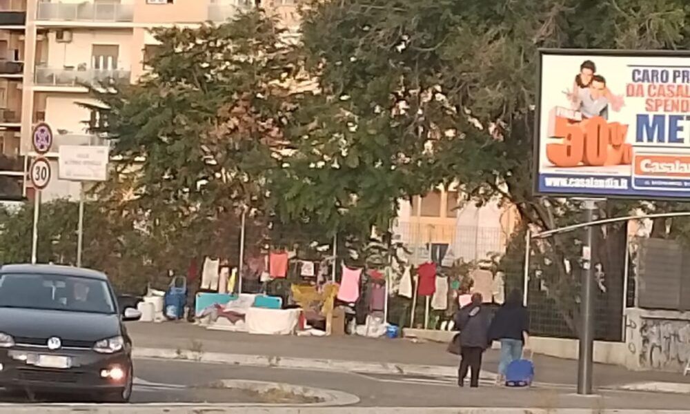 Baracca sul marciapiede della Stazione Tiburtina