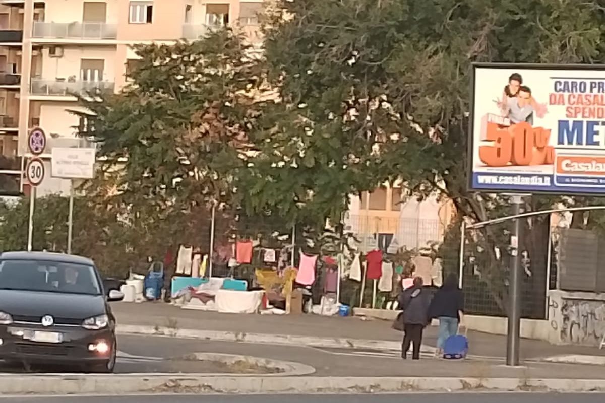 Baracca sul marciapiede della Stazione Tiburtina