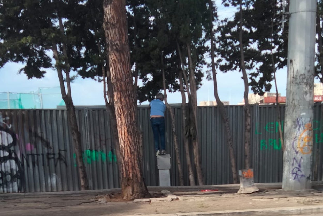 tifosi che si arrampicano ovunque per vedere la partita dell'asd UniPomezia