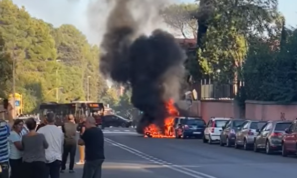 Moto fiamme su via portuense