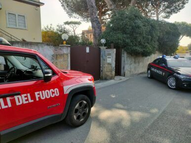 Carabinieri e vigili del fuoco ad anzio