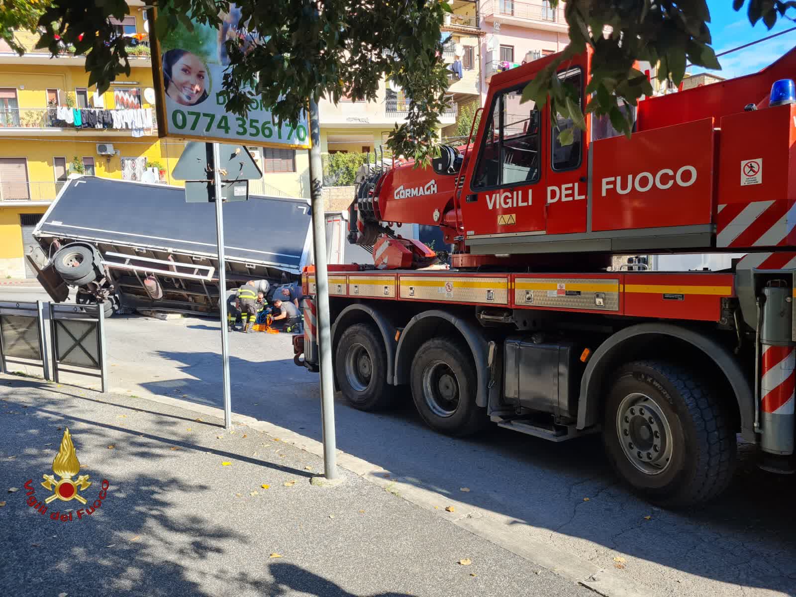 Intervento dei Vigili del Fuoco per camion ribaltato