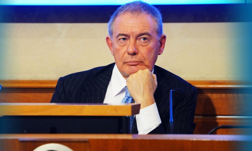 Adolfo Urso, chi è il ministro dello Sviluppo Economico età, carriera, curriculum, figli Adolfo Urso, chi è il ministro dello Sviluppo Economico età, carriera, curriculum, figli