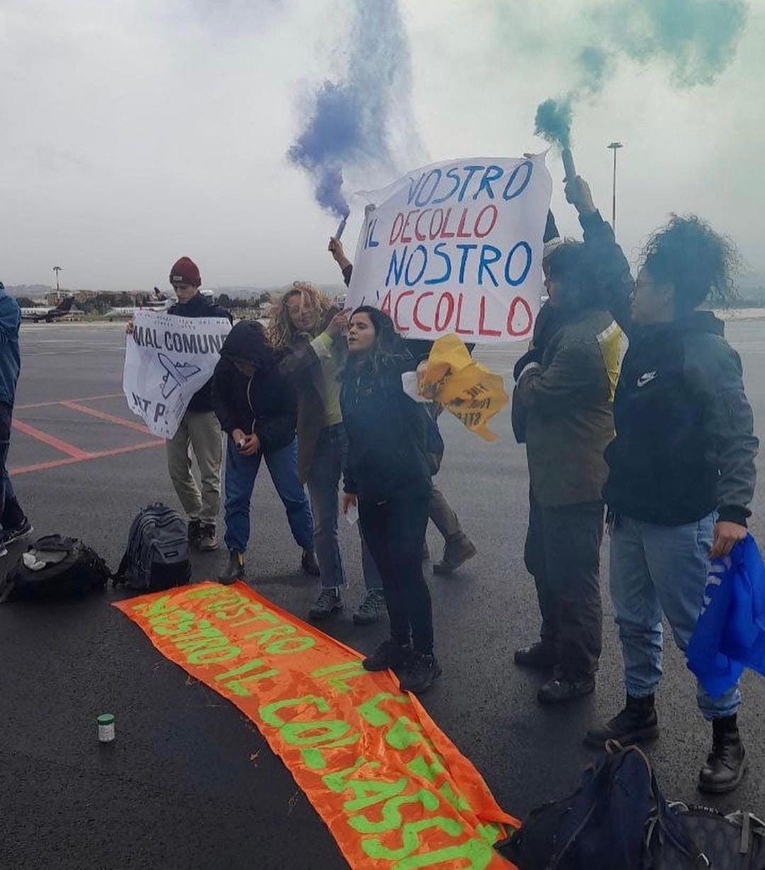 Protesta attivisti contro i jet privati