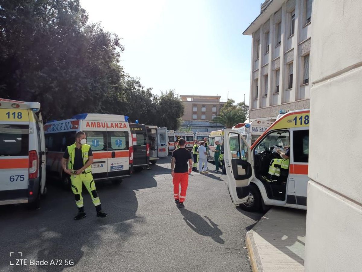 Ambulanze bloccate al pronto soccorso