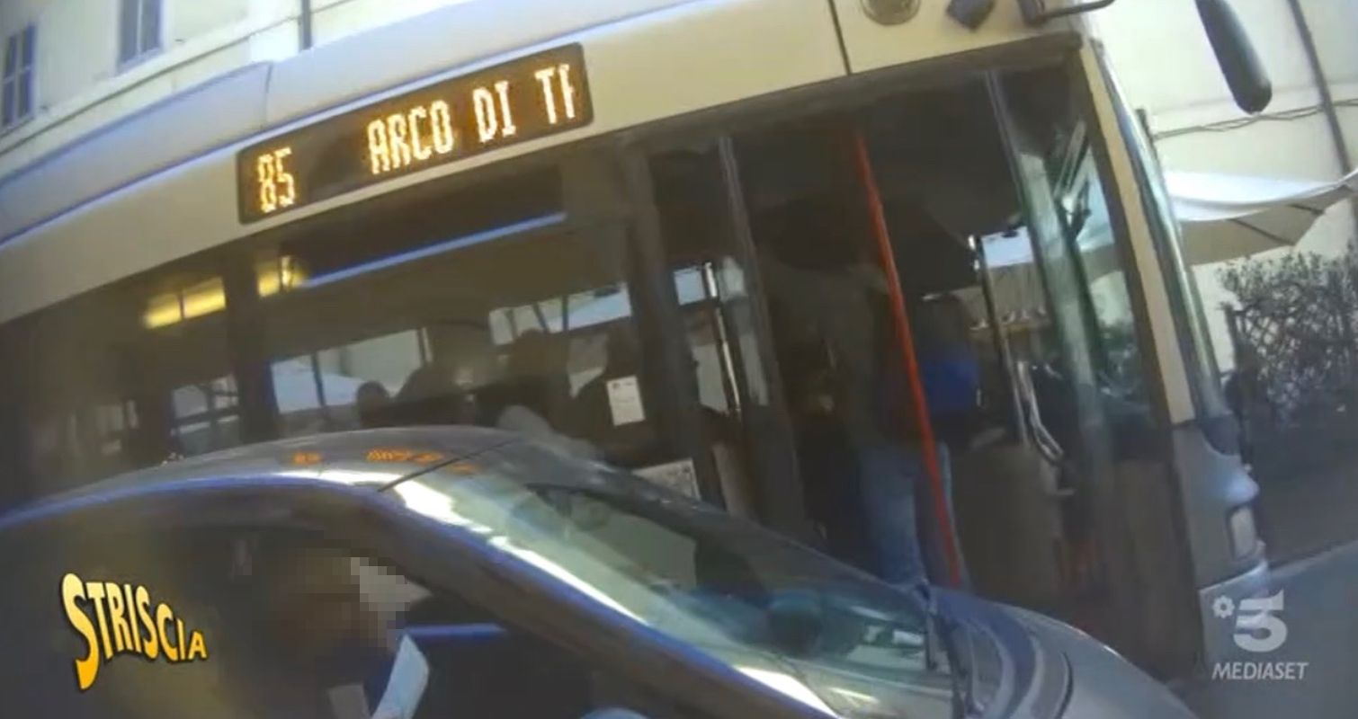 Il bus deviato a roma a causa della sosta selvaggia