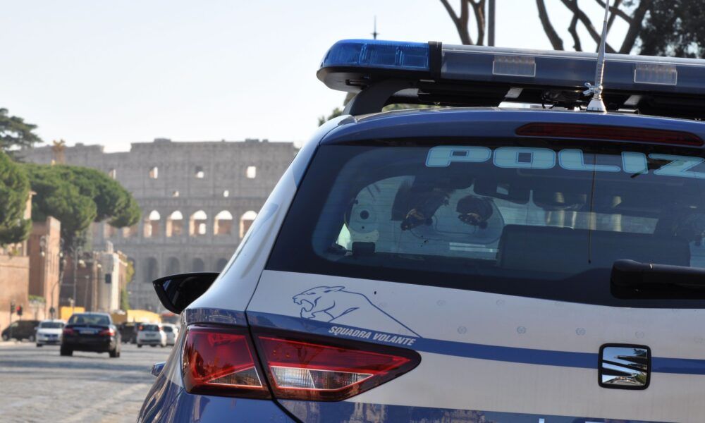 gladiatori arrestati al Colosseo: estorcevano denaro ai turisti dopo un selfie