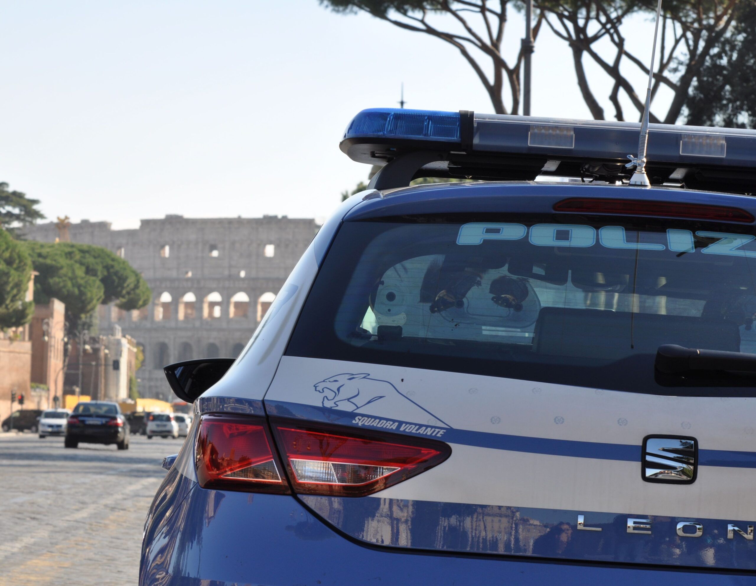 gladiatori arrestati al Colosseo: estorcevano denaro ai turisti dopo un selfie