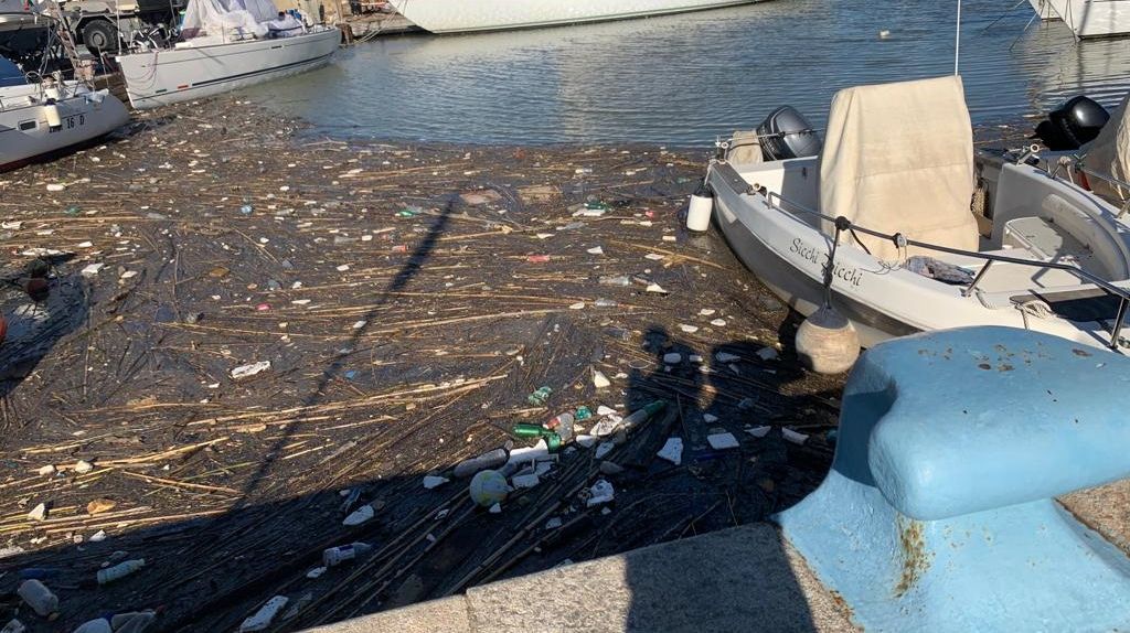 rifiuti alla darsena di fiumicino