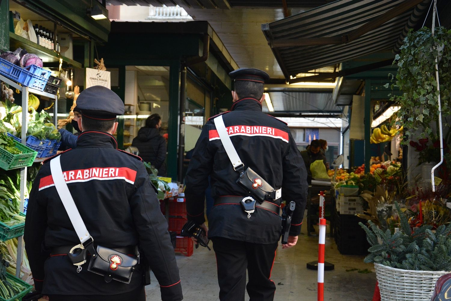 carabinieri, medicante ruba 500 euro